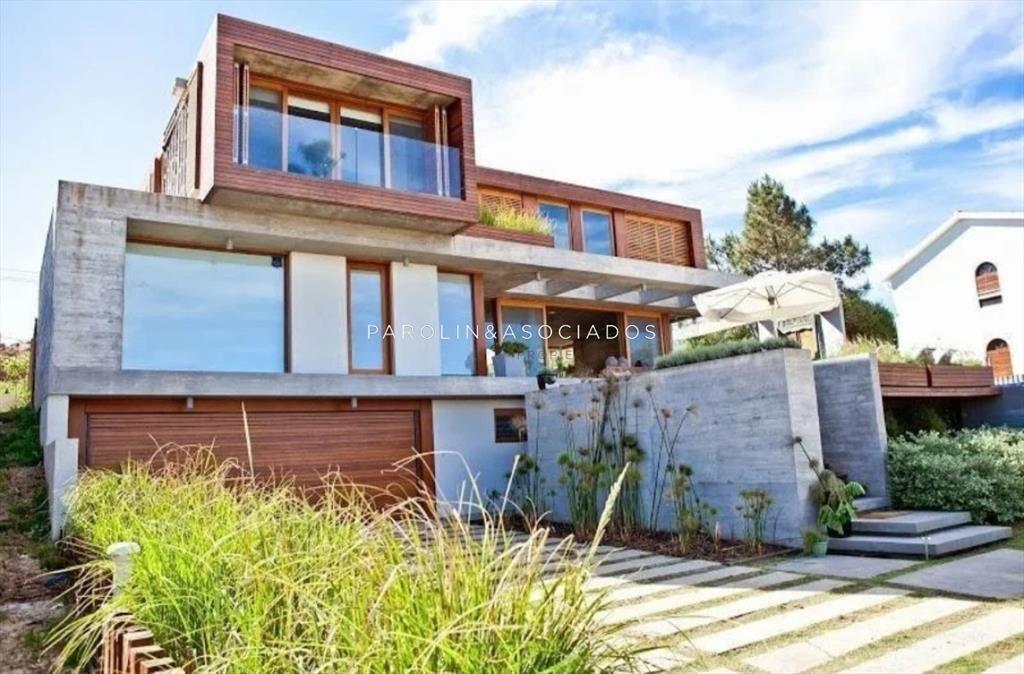 Moderna casa en venta con 3 Suites y piscina en El Chorro,