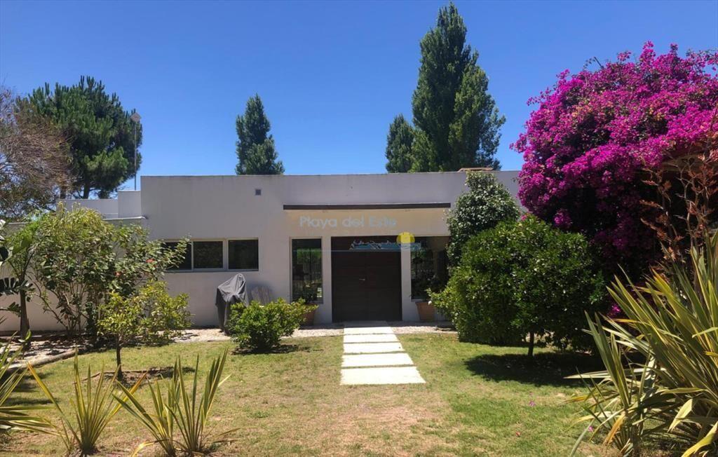 Casa de 4 dormitorios en alquiler anual , Punta ,