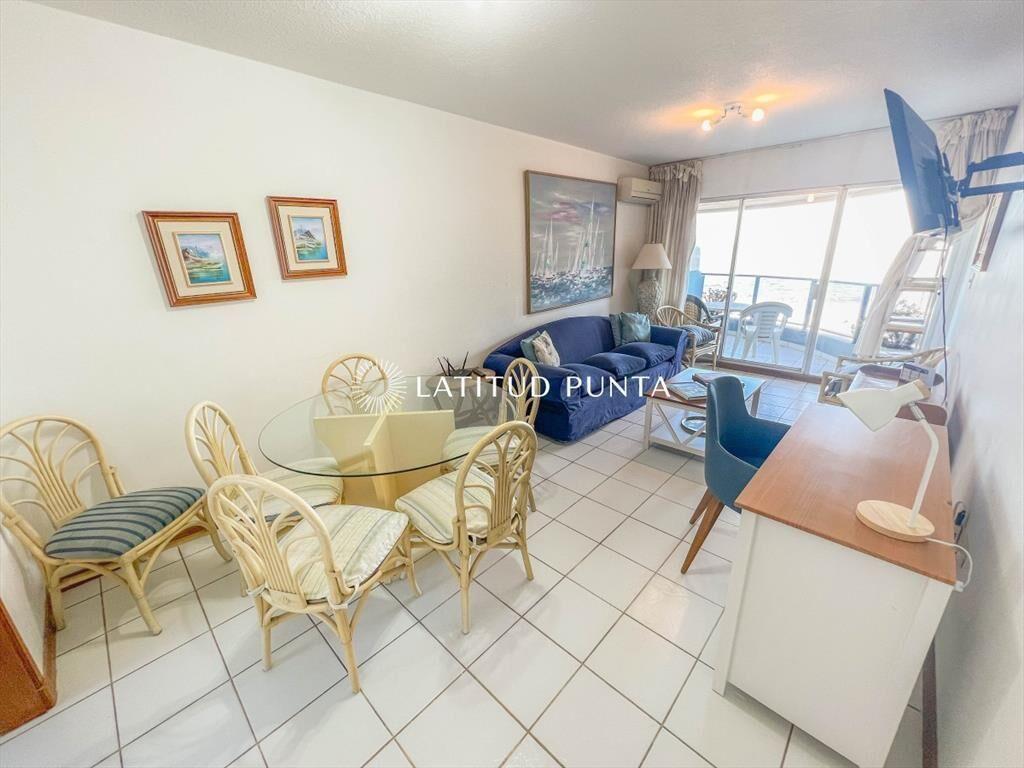 Apartamento con quincho frente al mar.