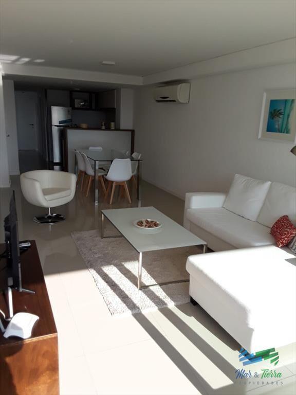 Apto 2 dorm, central, 2 baños y balcón piso alto.