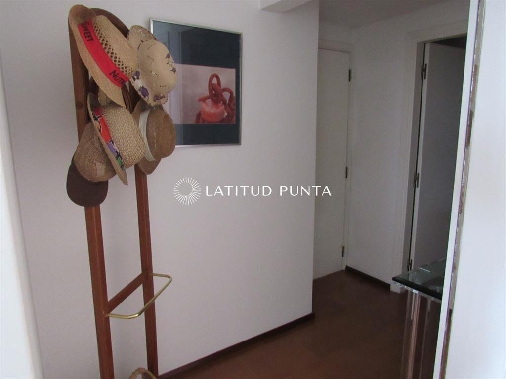 Apartamento de 2 dormitorios más dependencia en