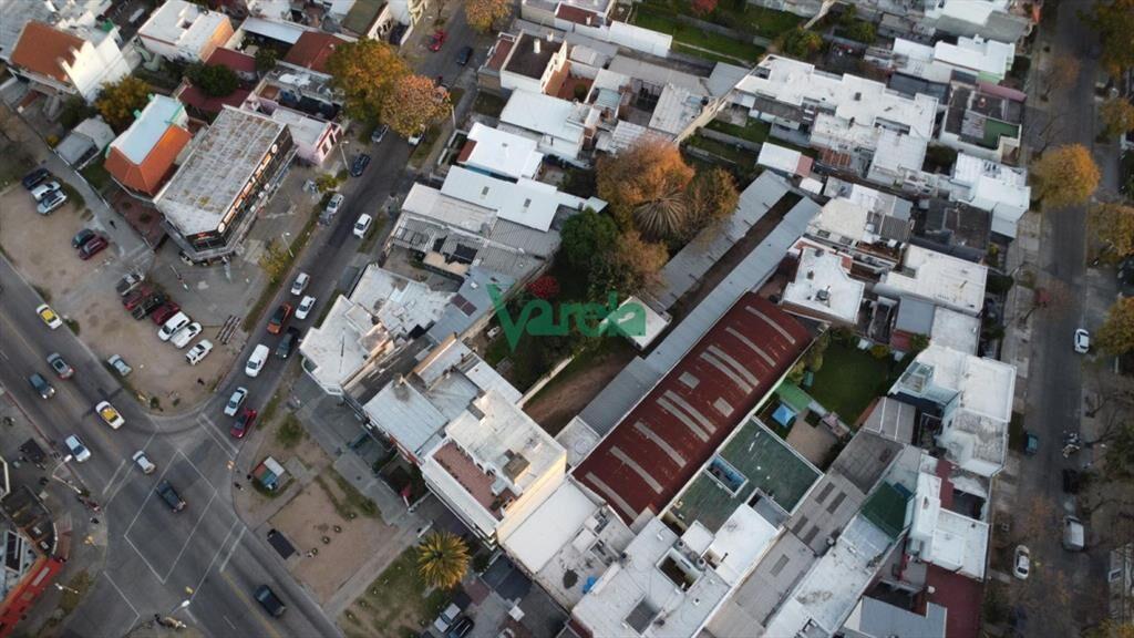 Venta Terreno Esquina Con fondo Sobre Avenida con