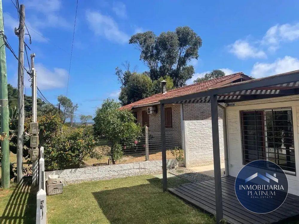 Casa en venta c/ cochera en Atlántida