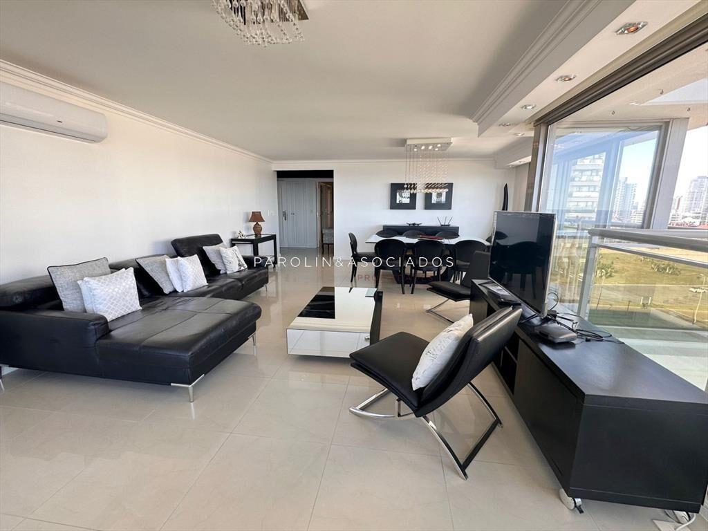 Apartamento de 3 dormitorios mas dependencia de