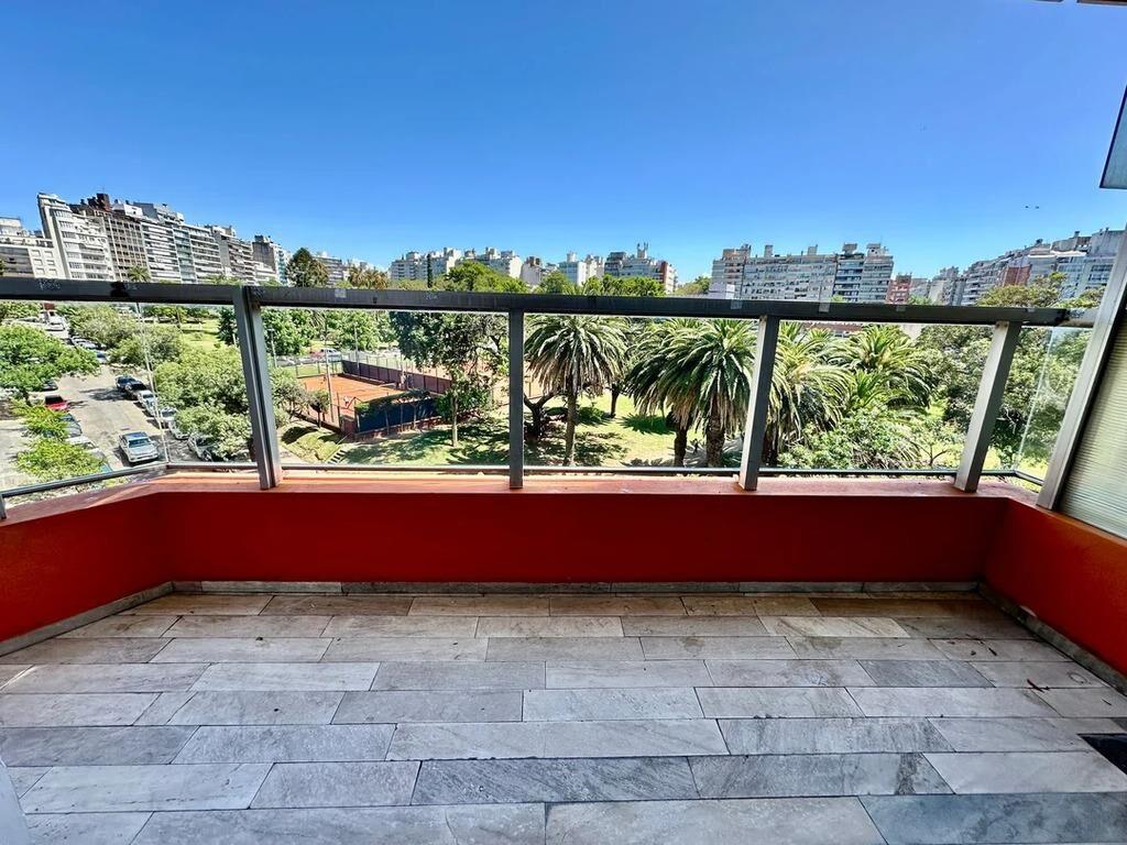 Venta de apartamento de 3 dormitorios y servicio en Villa Bi