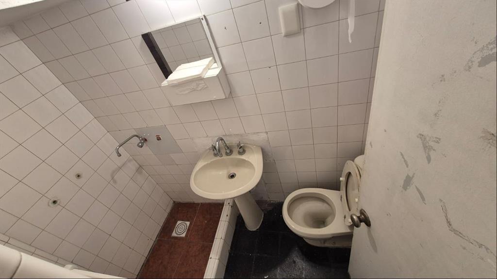 VENTA- OFICINA-LOCAL- SOBRE BVAR ARTIGAS