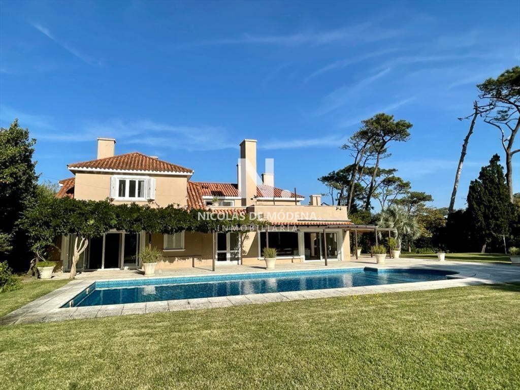Hermosa casa en venta en Playa brava a cuadra y