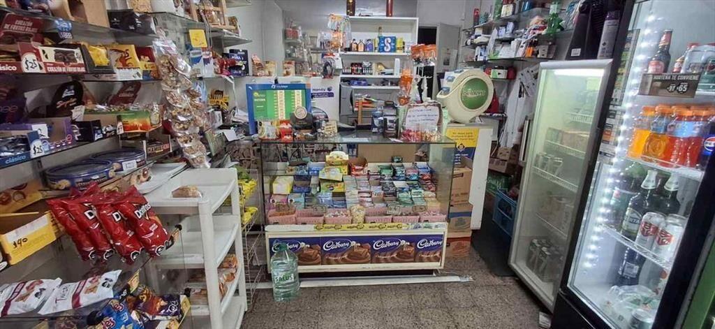 Kiosco al lado de colegio y frente a parada