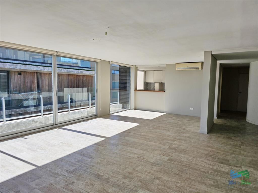 Alquiler anual apartamento penthouse frente al mar 3 dormit