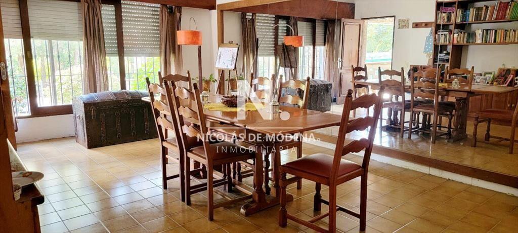 Hermosa casa de 2 niveles, con amplios espacios.