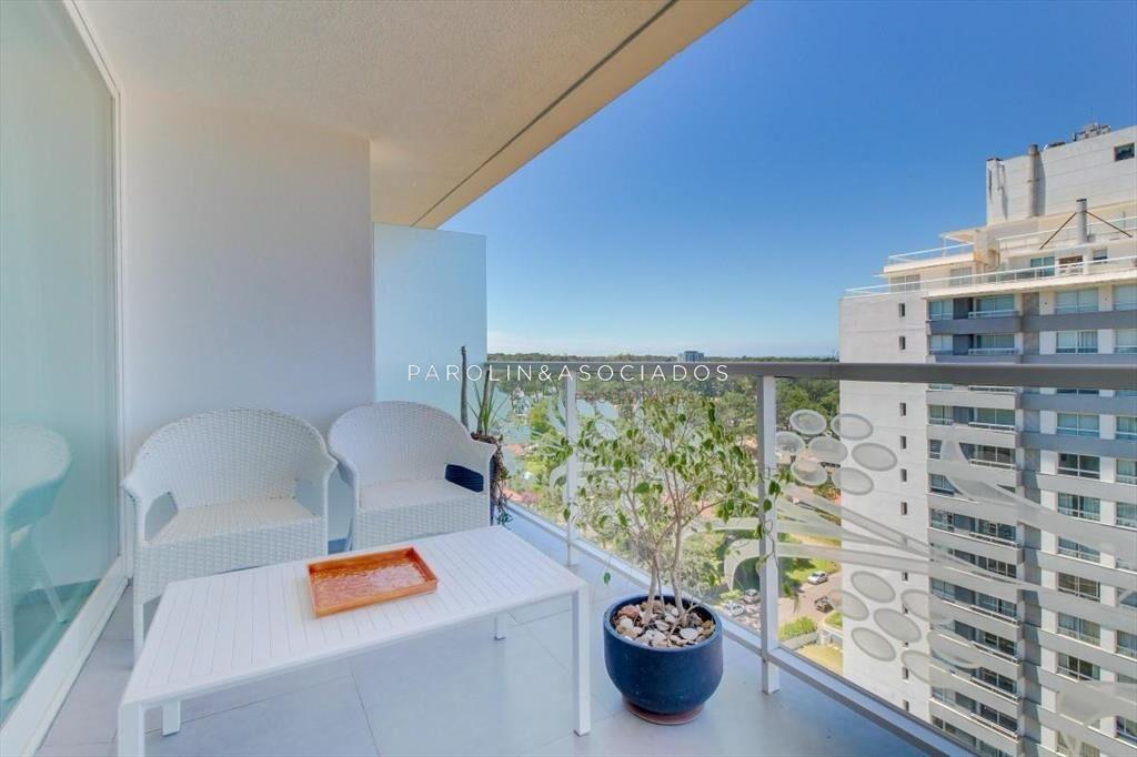 Apartamento en venta en piso alto en torre Yoo,