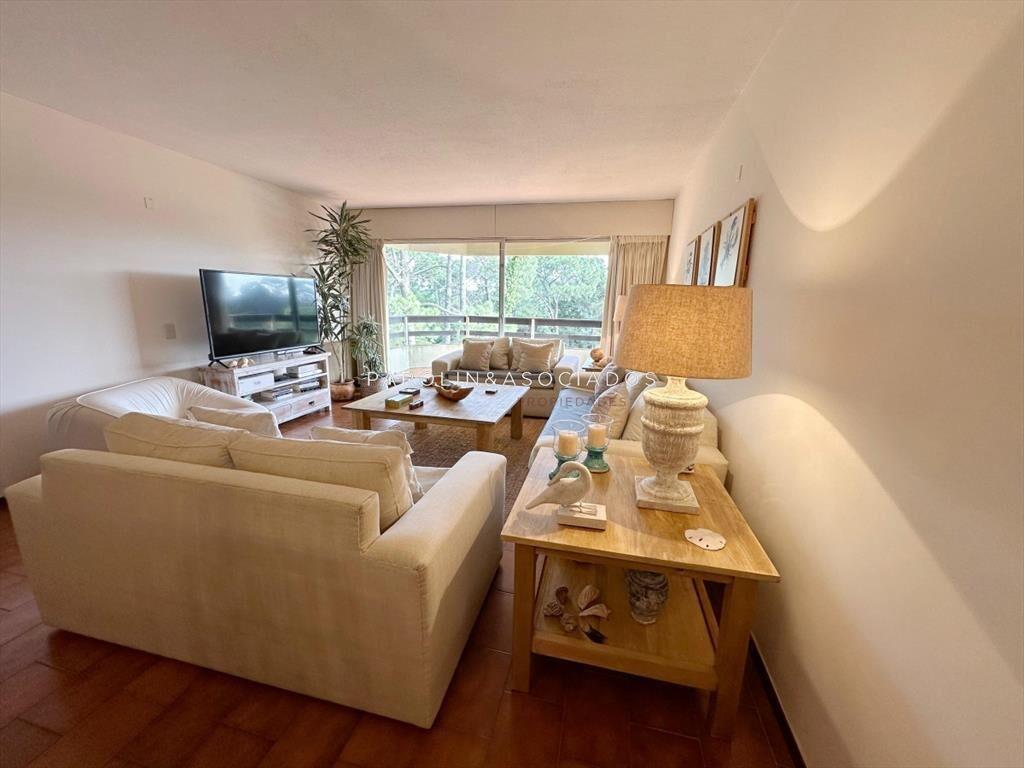 Apartamento de 3 dormitorios y dependencia de en