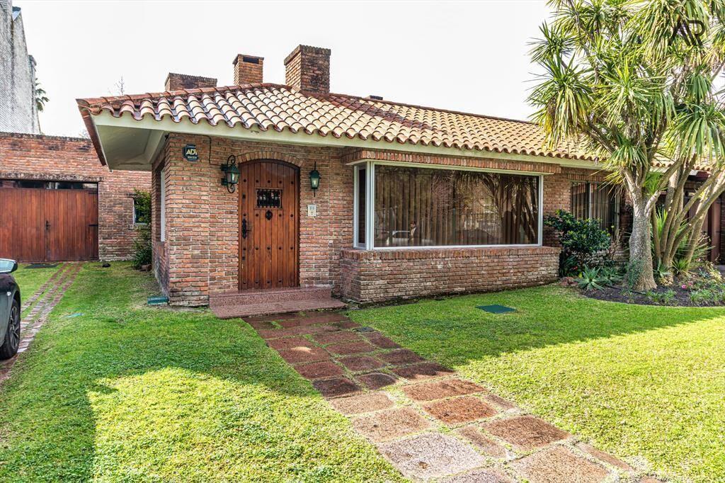 Casa en venta c/ cochera en Punta Gorda