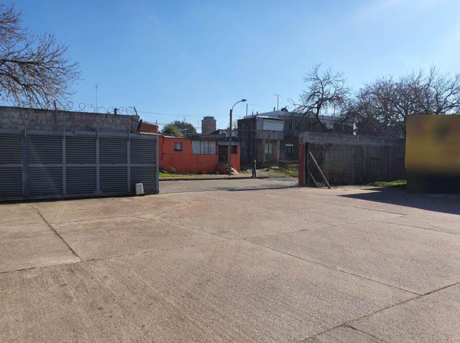 Veracierto y Camino Carrasco, 820 m2, vigilancia 24 hs, bañ