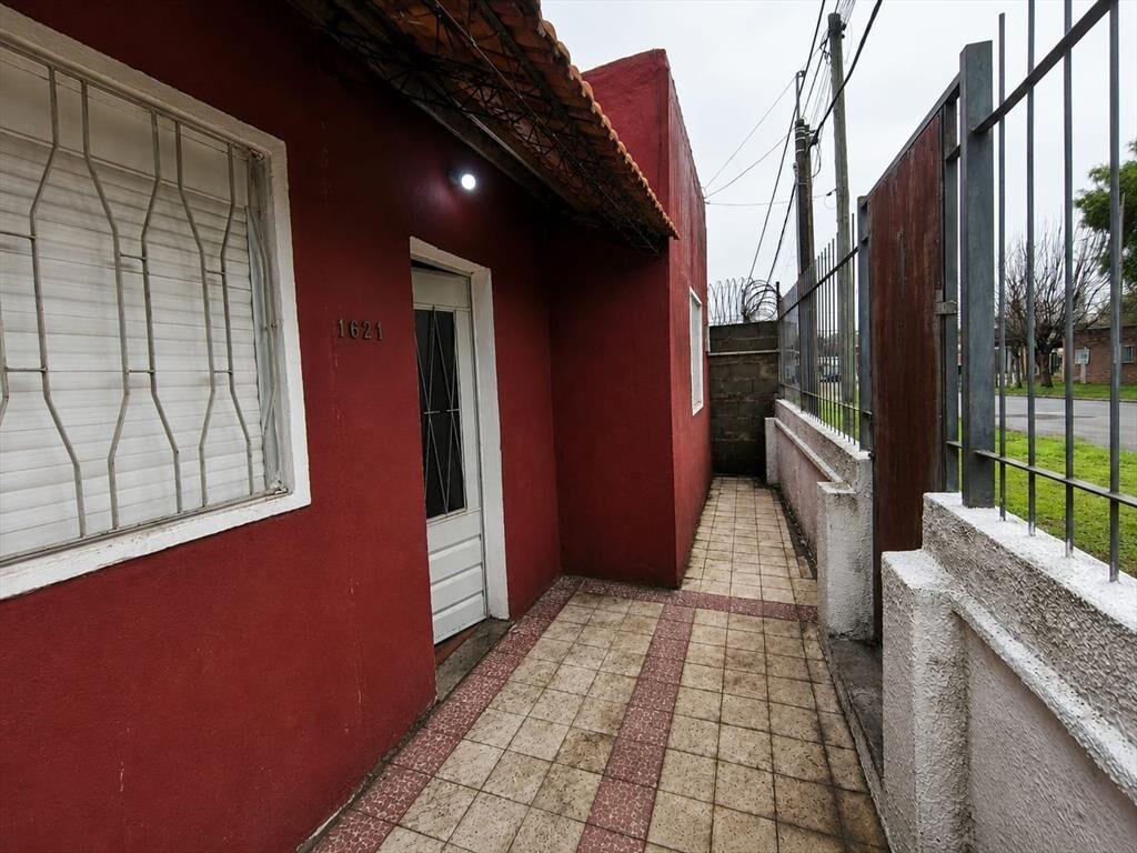 Casa 2 dormitorios, garaje y jardin.