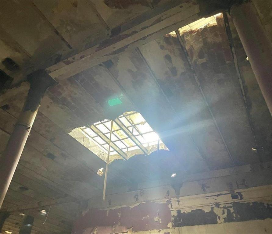 Venta de gran local comercial a reciclar Ciudad Vieja 2146m