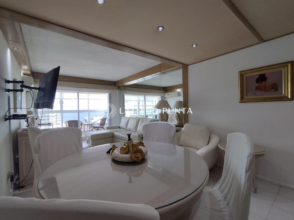Apartamento de un dormitorio y medio, Pintos
