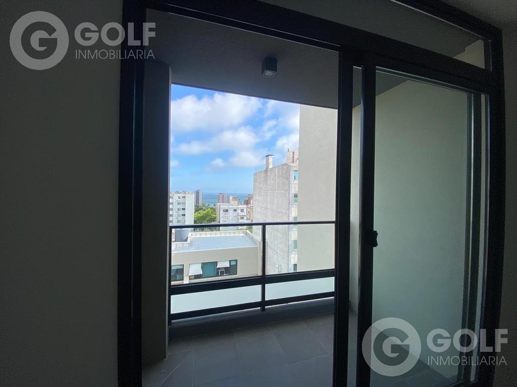 Venta de apartamento de dos dormitorios con terraza en el C