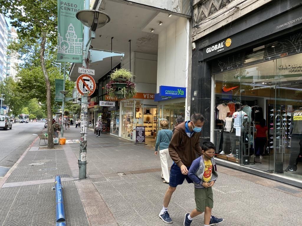 Venta  LOCAL COMERCIAL 18 DE JULIO ENTRE RIO NEGRO Y PARAGU