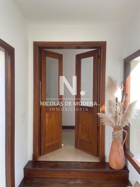 Vende impresionante casa en Punta Ballena de 2
