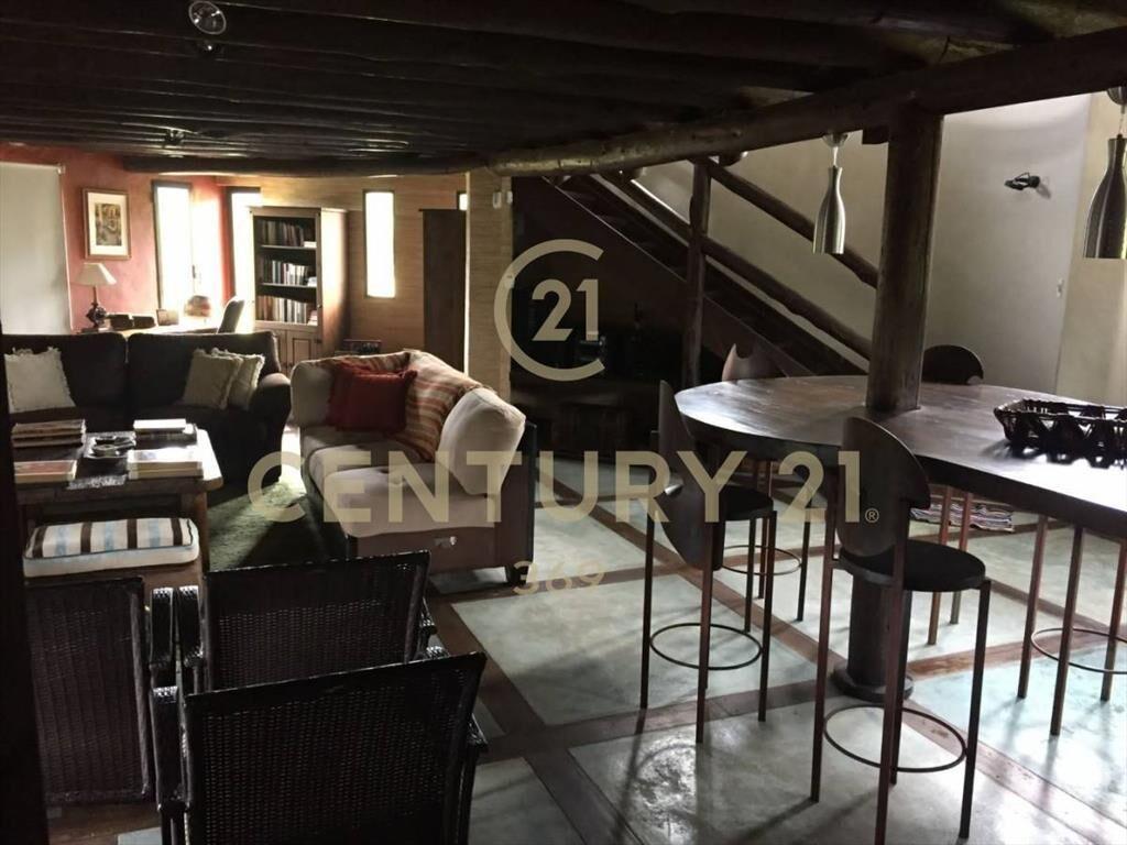 CASAa en Villa Serrana, con estufa a leña y balcón - FINA...