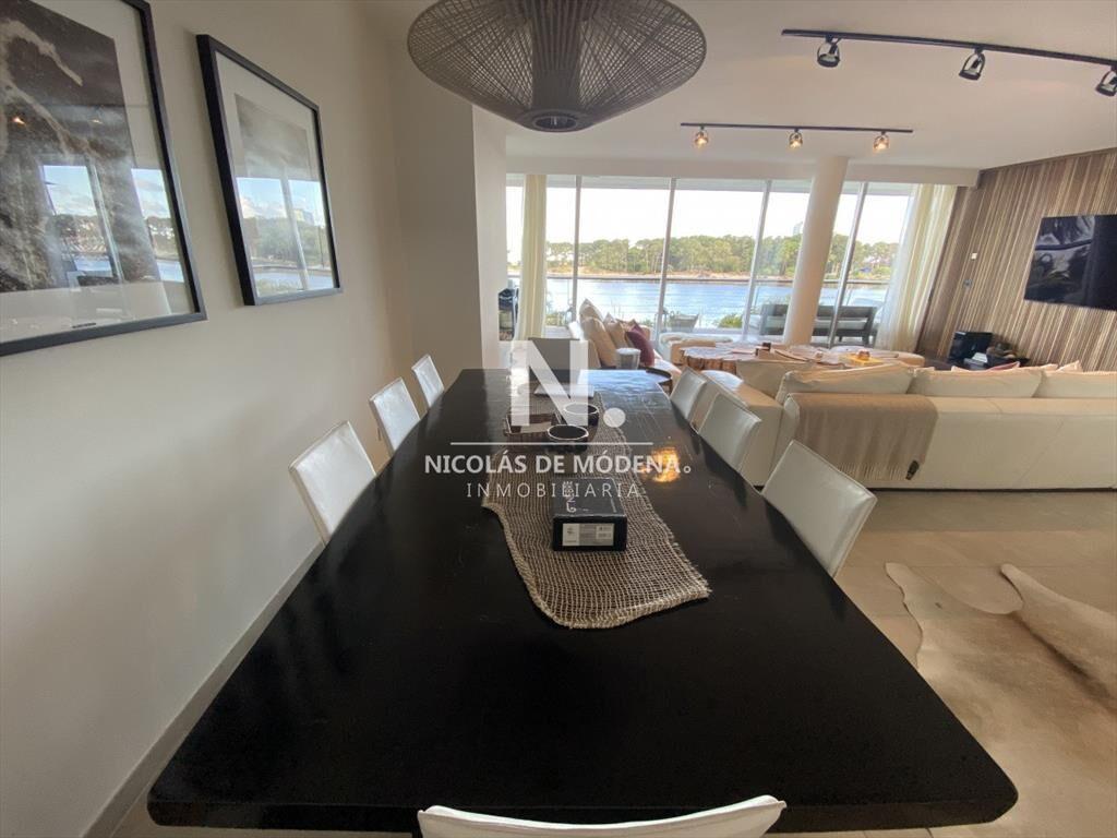 Hermoso apartamento de 4 dormitorios!