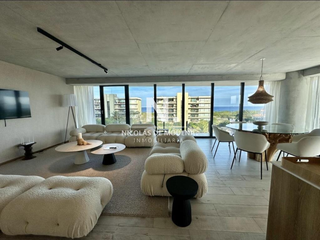 Vende apratamento en Brava Punta del Este de 2 dormitorios.