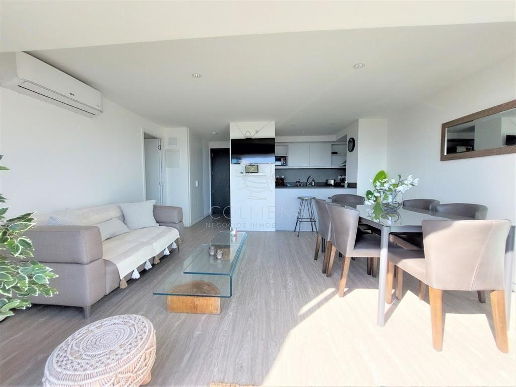Amplio apartamento en piso alto, con excelente al
