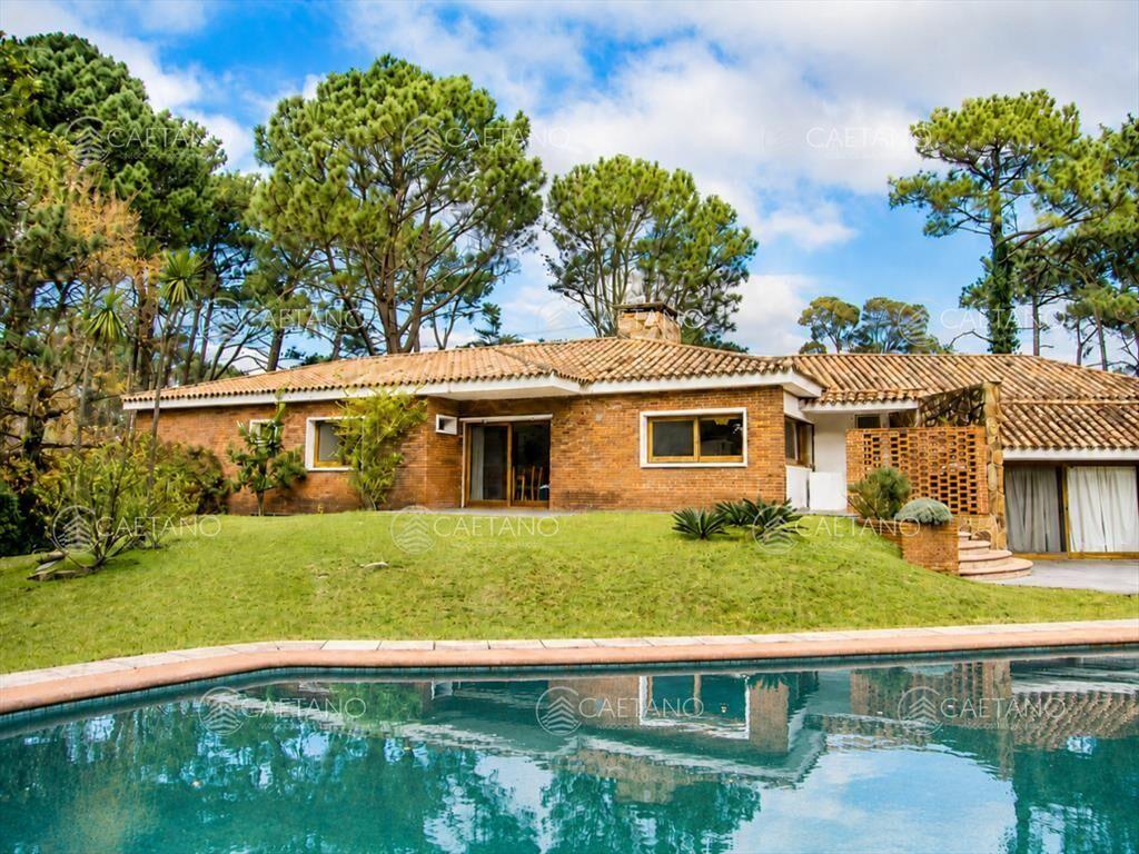 Casa de 4 dormitorios con agradable entorno.