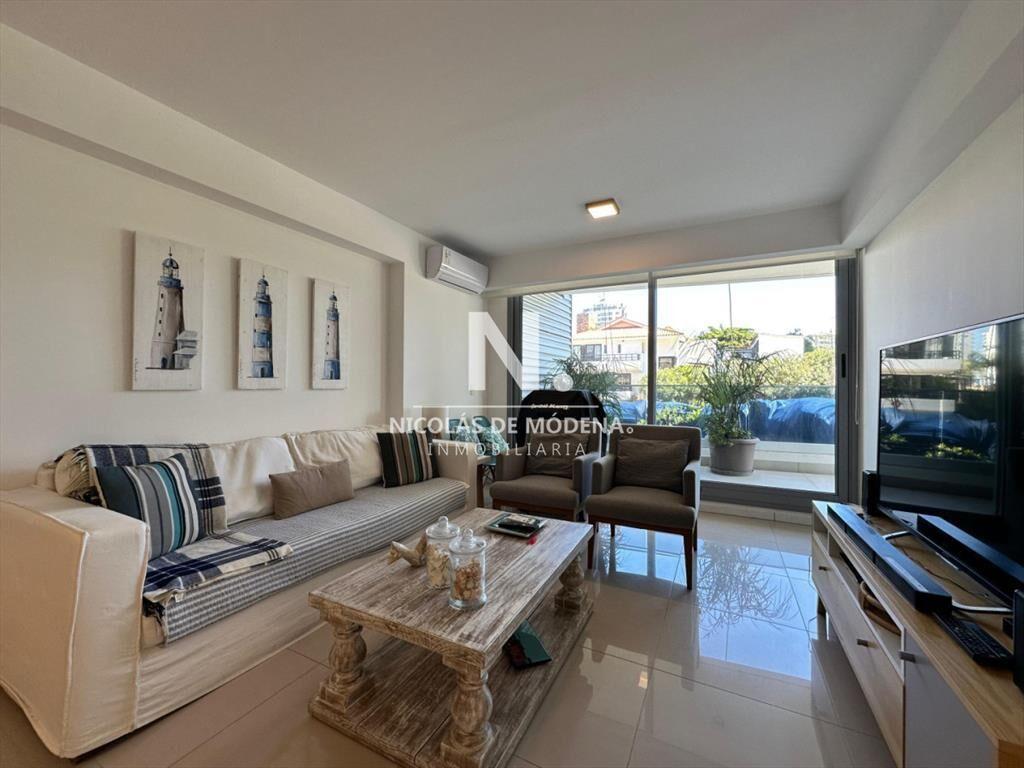 Vende en Punta del Este, apartamento de 3 dormitorios con v