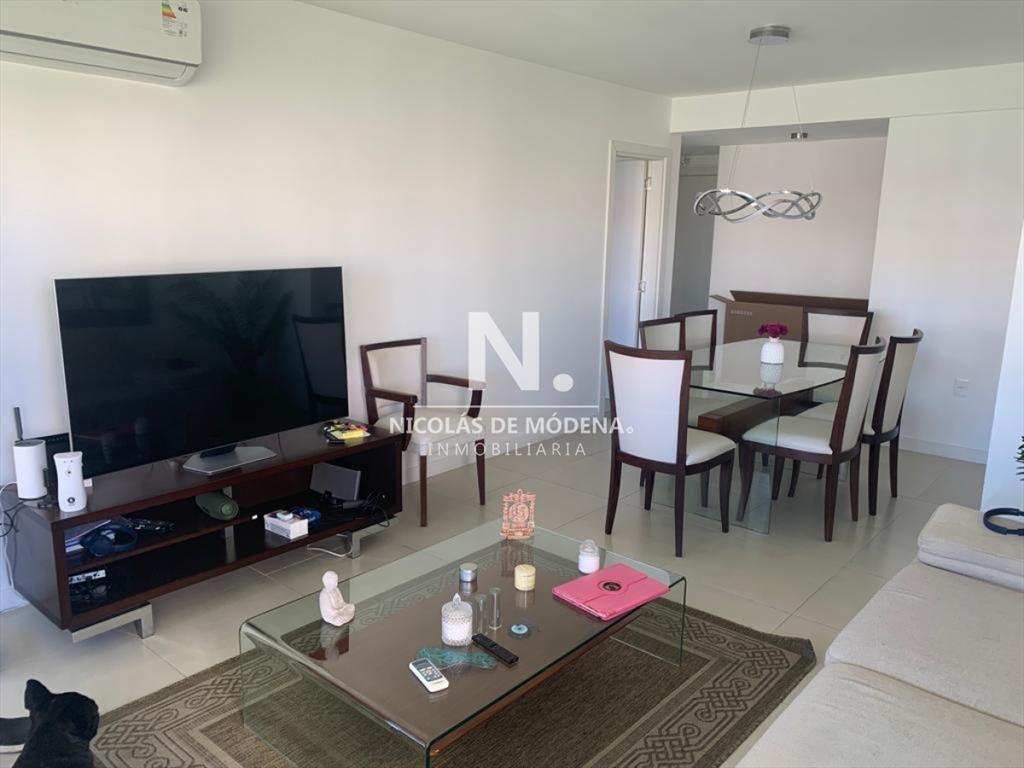 Vende apartamento con parrillero, de 3 dormitorios en playa