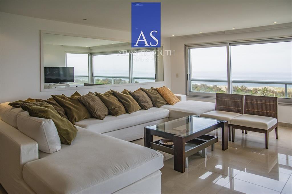 Apartamento frente a al mar Playa Brava en venta.