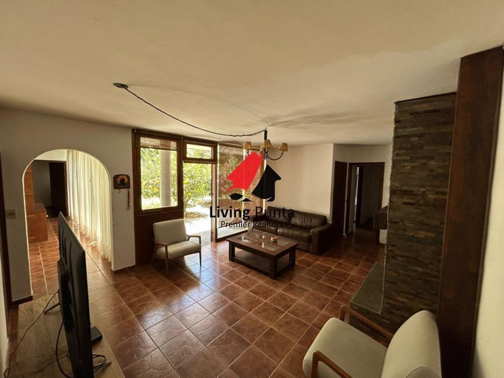 OPORTUNIDAD. VENDE CASA EN EXCELENTE ESTADO, CON PISCINA EN