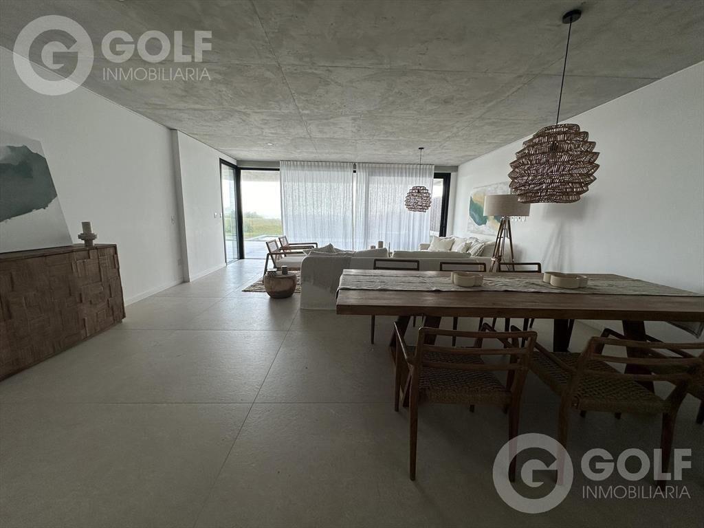 Venta de apartamento de 3 dormitorios y pileta privada en M