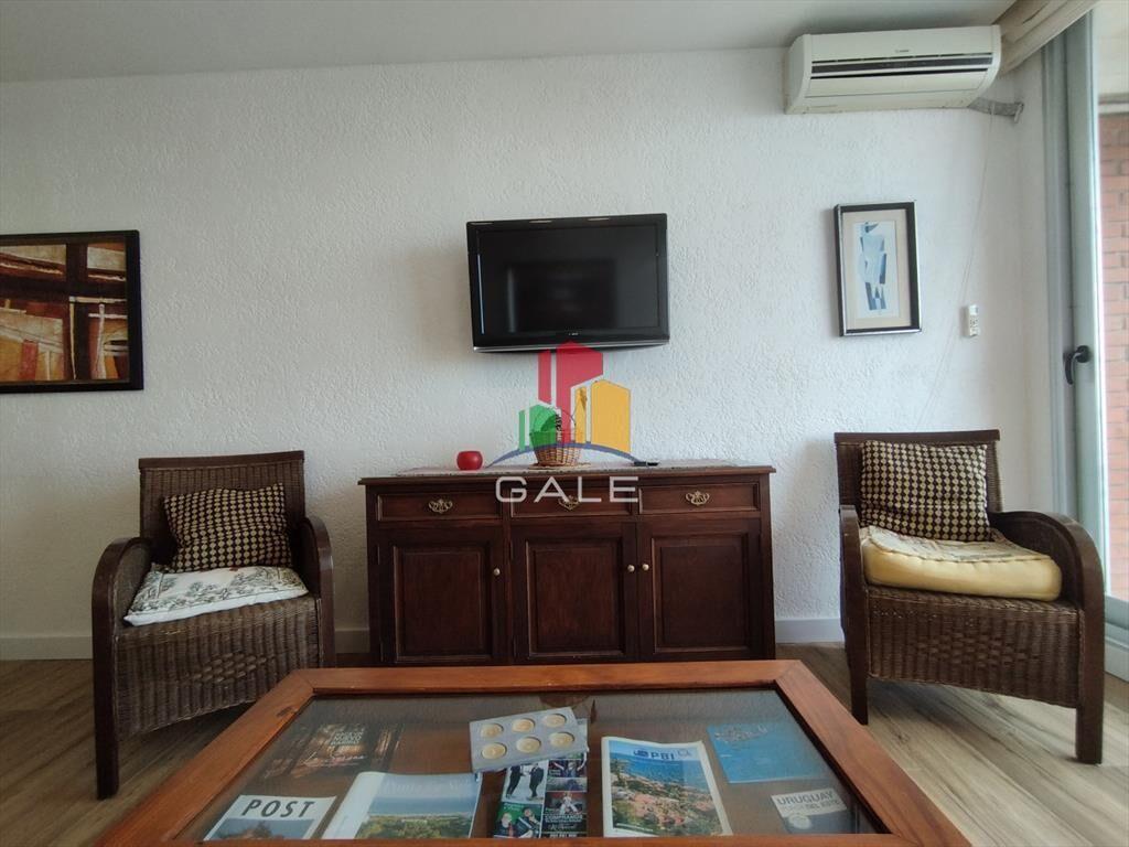 Alquiler de apartamento de dos dormitorios y medio en Punta