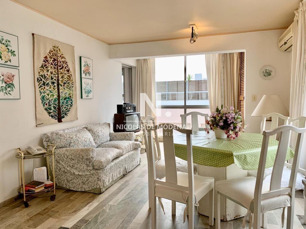 Apartamento de tres dormitorios En Venta. Península, a met