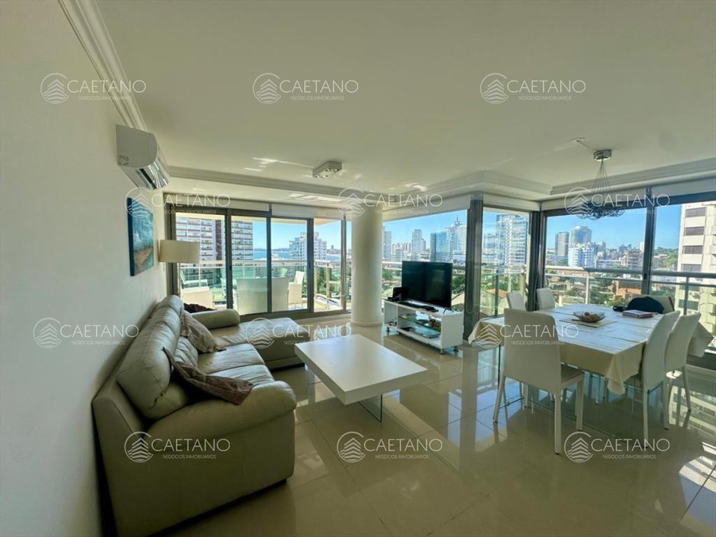 Excelente apartamento en venta en Punta del Este con vista