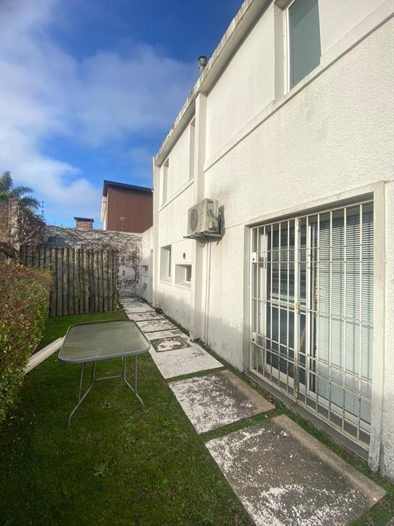 Oficina en Carrasco con sala de reunion y 5 privados. Próxi