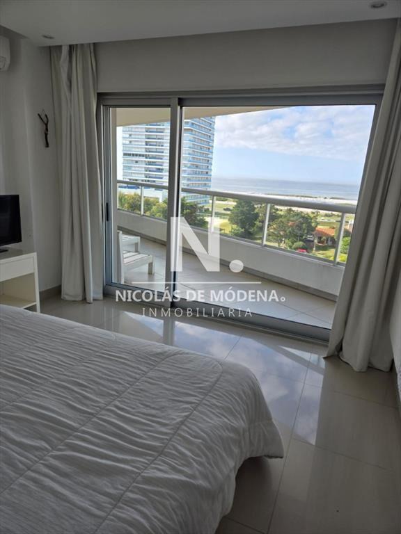 Vende apartamento de 3 dormitorios en Playa Punta