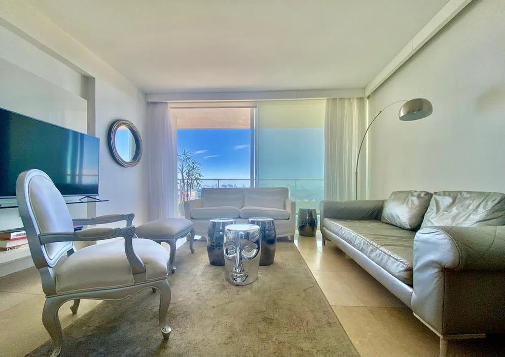 Venta apartamento dos dormitorios y cochera Torre Yoo Punta