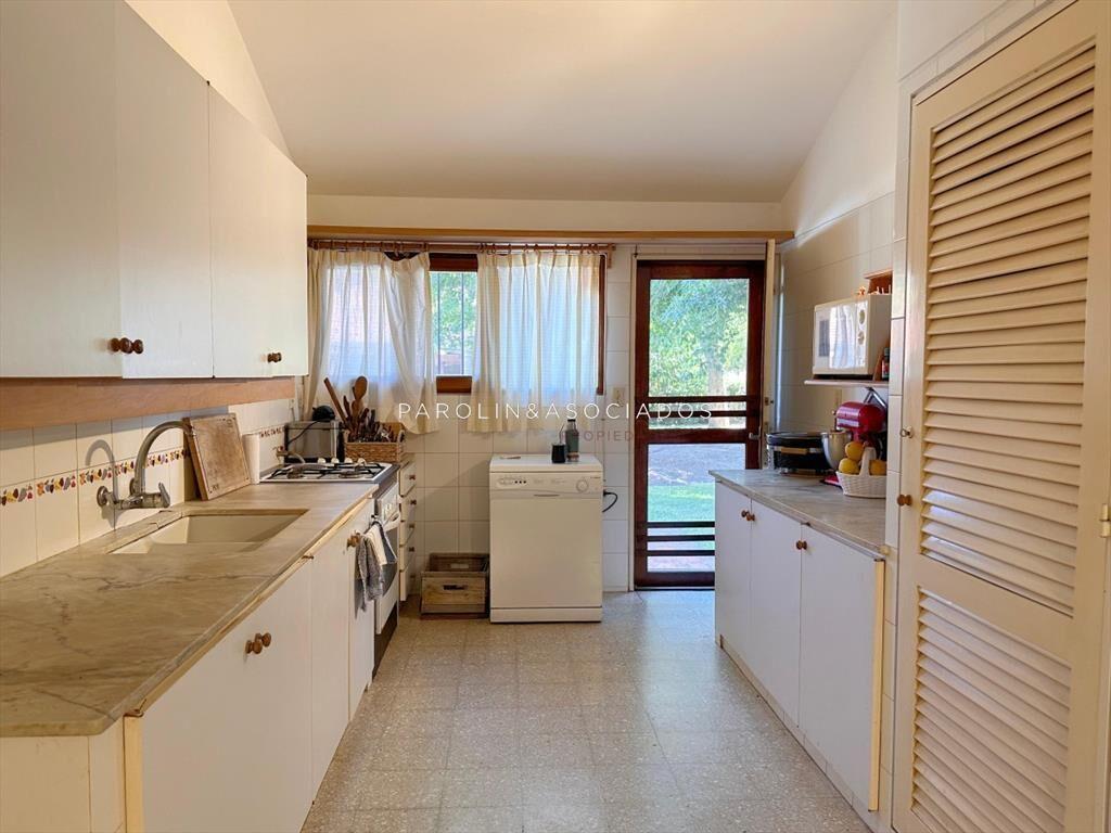 Casa en venta de 4 dormitorios y dependencia de servicio en