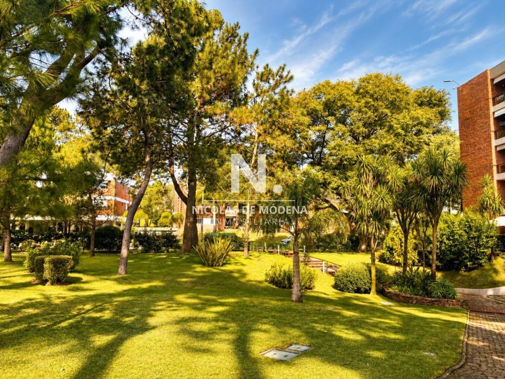 Vende apartamento de 4 dormitorios en Mansa, con