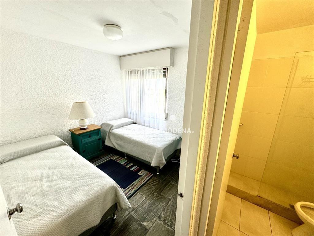 OPORTUNIDAD ! Apartamento de 2 dormitorios frente a Playa B