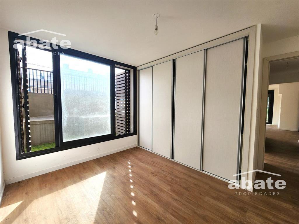 Venta apartamento de 2 dormitorios con deck y jardín con re