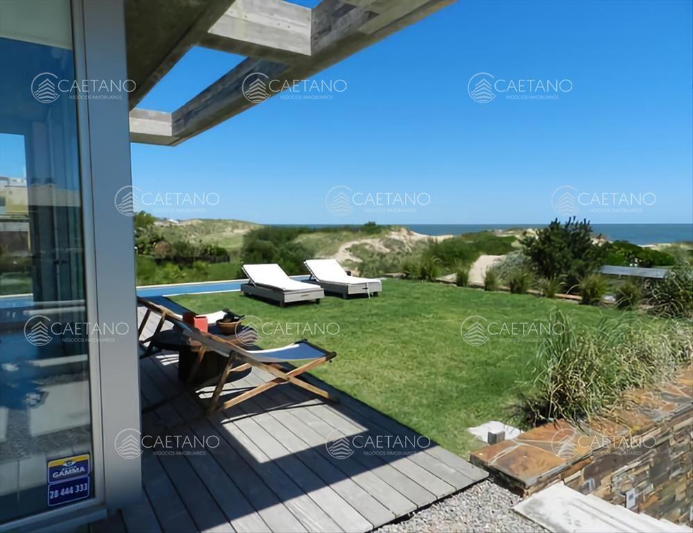 Excelente casa moderna en Tio tom, pegada al mar