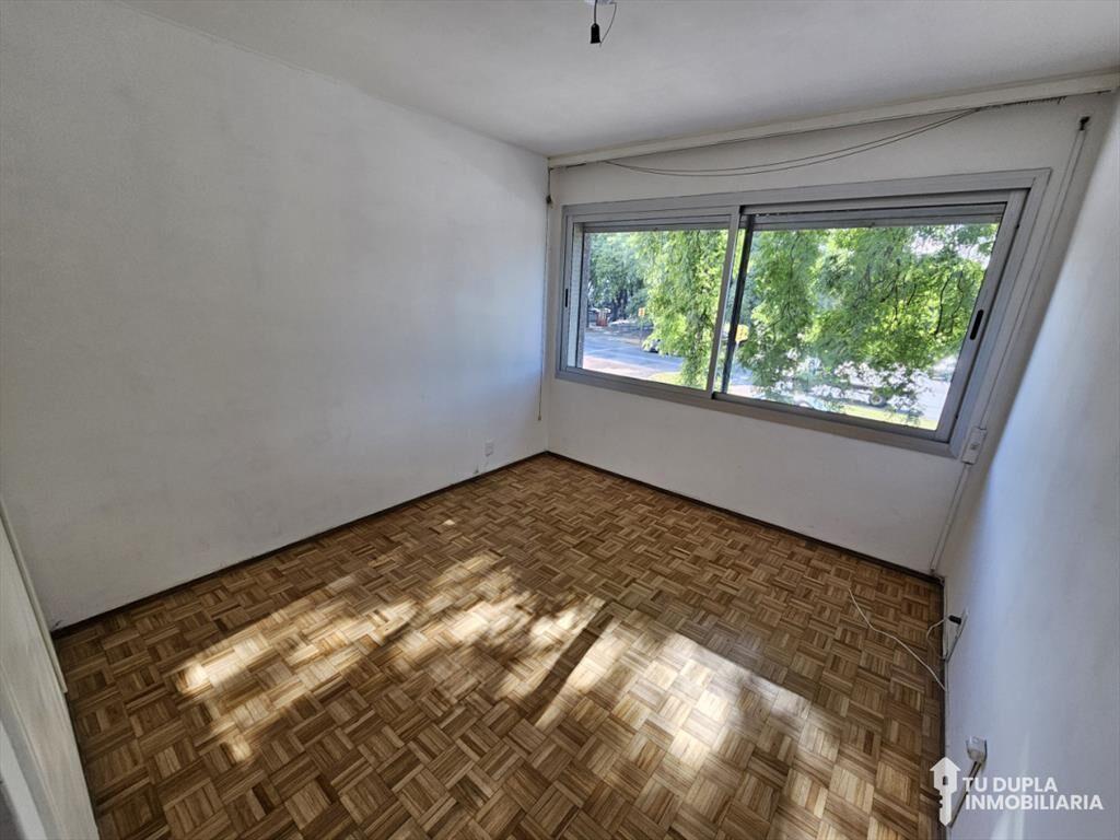 Amplio apartamento de 3 dormitorios + servicio en
