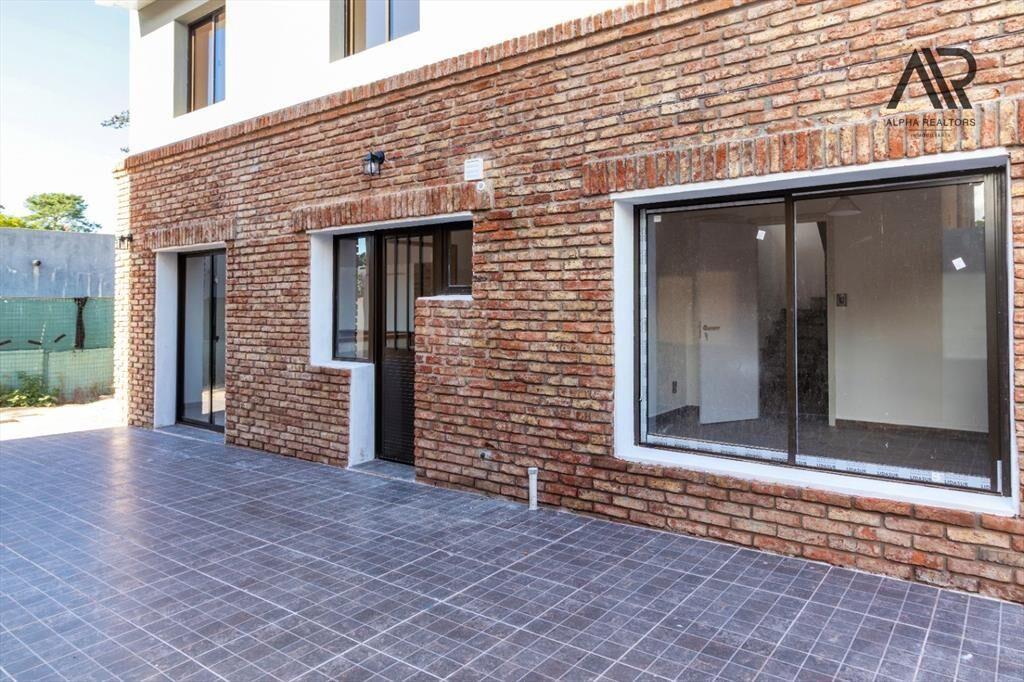 Casa en venta c/ cochera en Lomas de Solymar