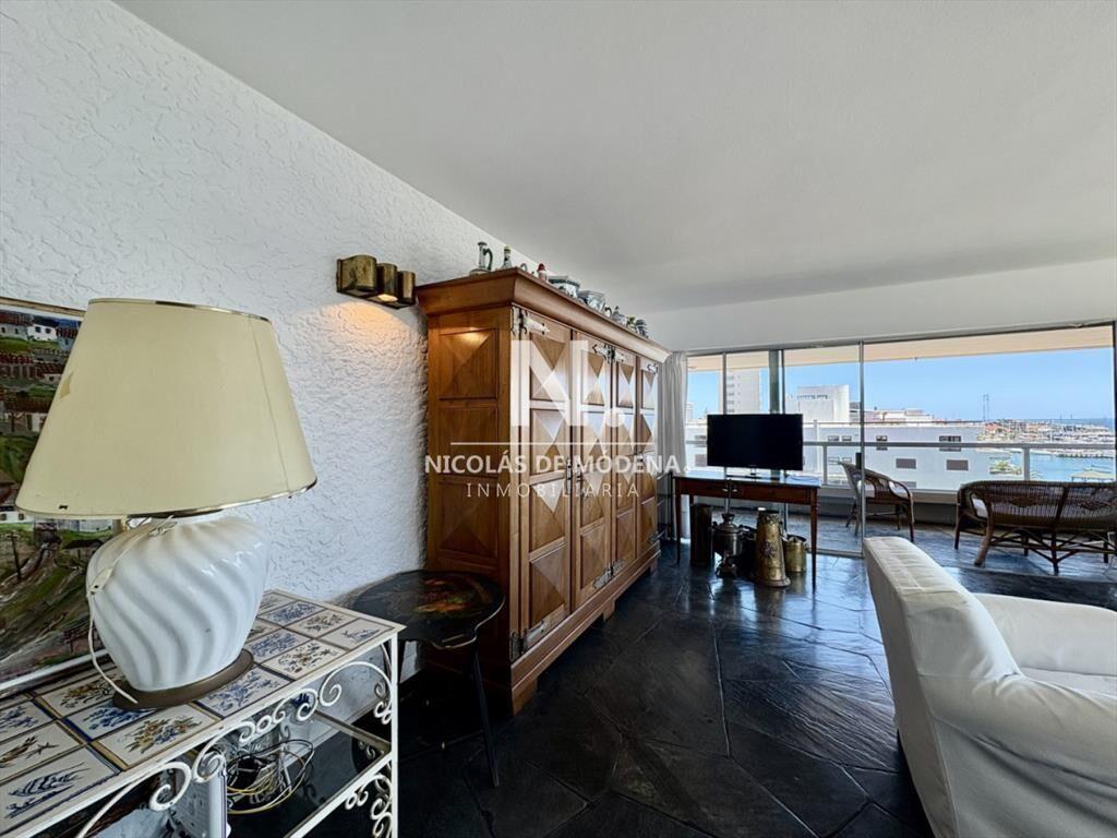 En venta apartamento de 4 dormitorios con vista