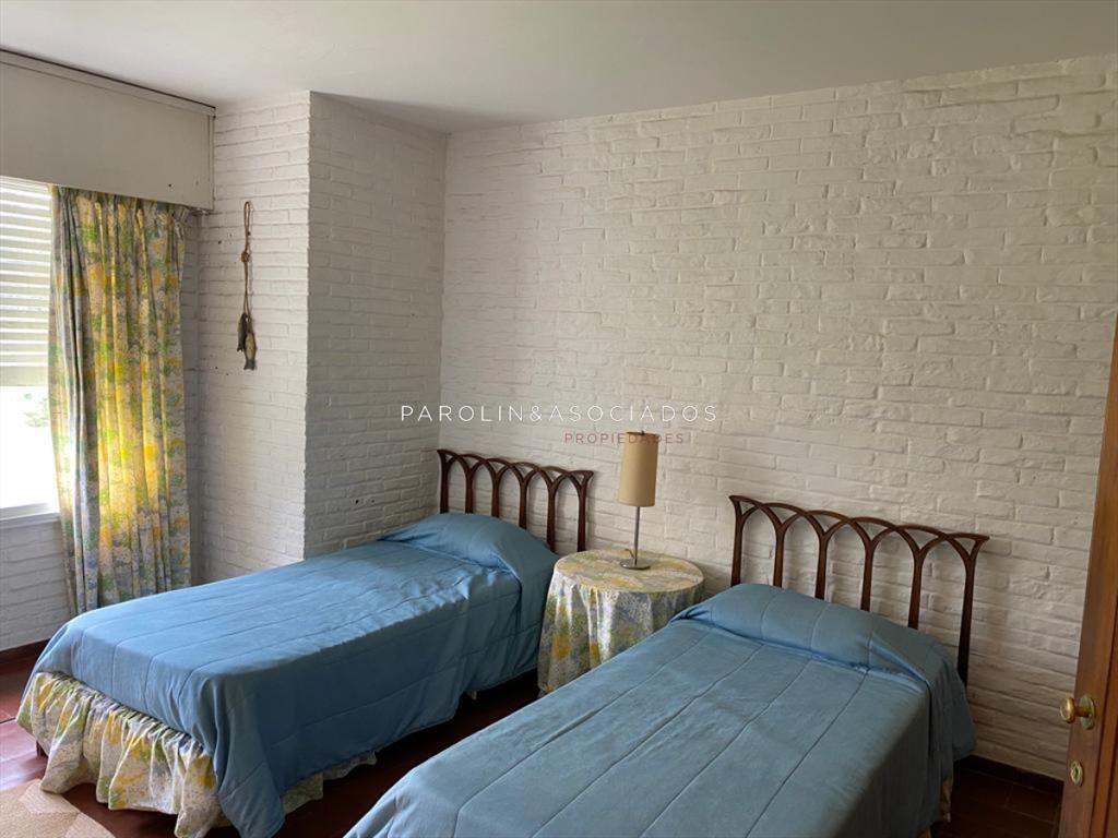 Casa en venta de 5 dormitorios + servicio en el