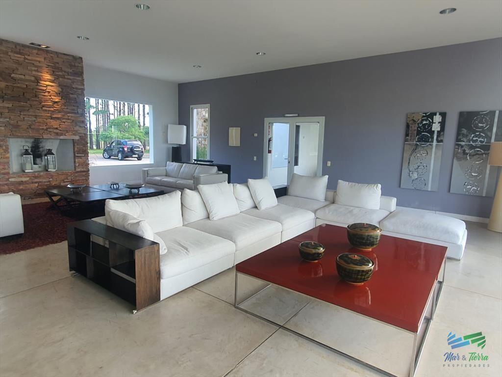Venta de gran terreno en barrio privado con costa